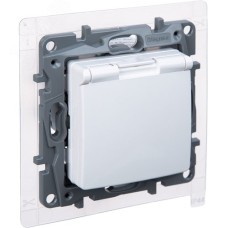 Розетка 1-местная с заземлением с защитными шторками и крышкой 16А IP44 белый ETIKA